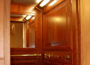 Dettaglio di un ascensore con cabina rivestita in legno
