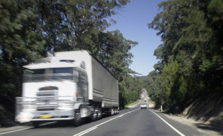 Camion che viaggia su strada