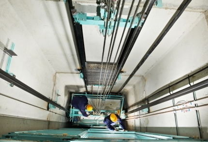 Tecnici della manutenzione ascensori al lavoro