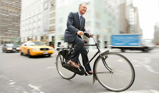 Uomo in bicicletta a New York