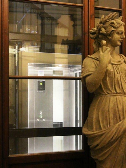 Ascensore con statua davanti alla porta