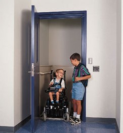 Bambino disabile su ascensore