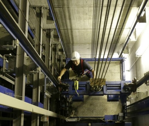 Un tecnico che esegue la manutenzione di un ascensore