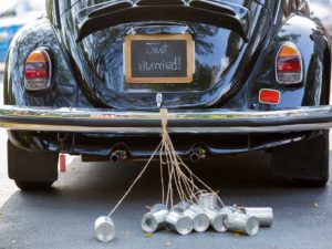 barattoli per addobbare l’auto da cerimonia degli sposi