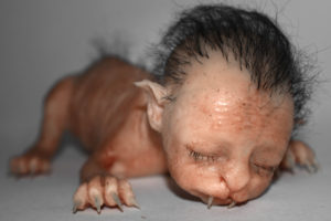 Baby Licantropo il virale che ha sconvolto il mondo la polizia ha chiesto a Laira se le sue fossero davvero sculture in silicone